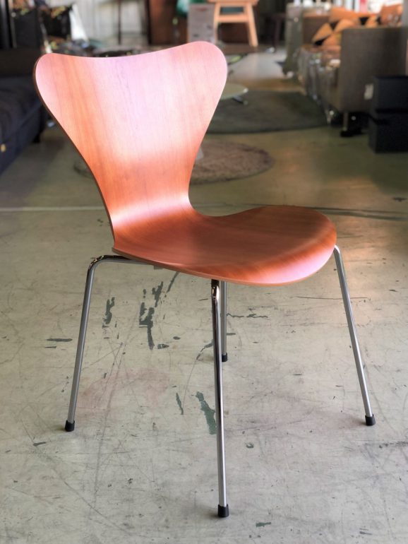 裏側の底の矢印の箇所にFRITZ HANSEN フリッツ ハンセン 7 セブンチェア チェリー